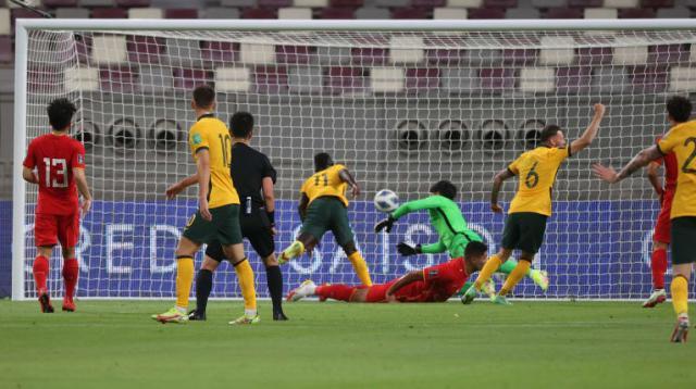 世界杯比赛直播地址-国足后防屡次低级失误 李铁和全新中卫组合谁背锅